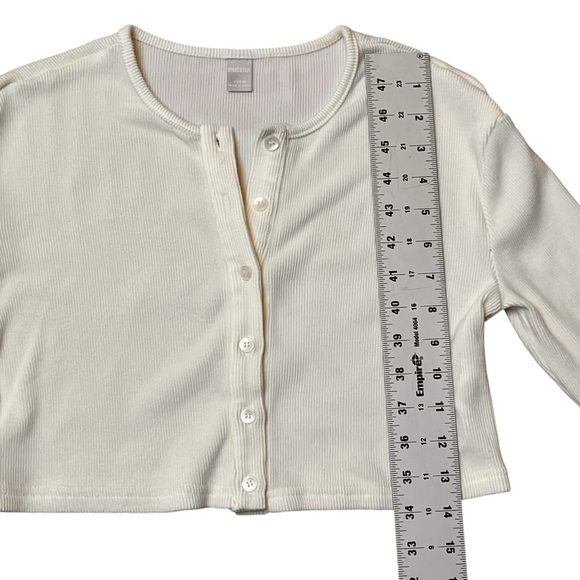 Musera Ribbed Button Cropped Cardigan - Picture 2 of 7